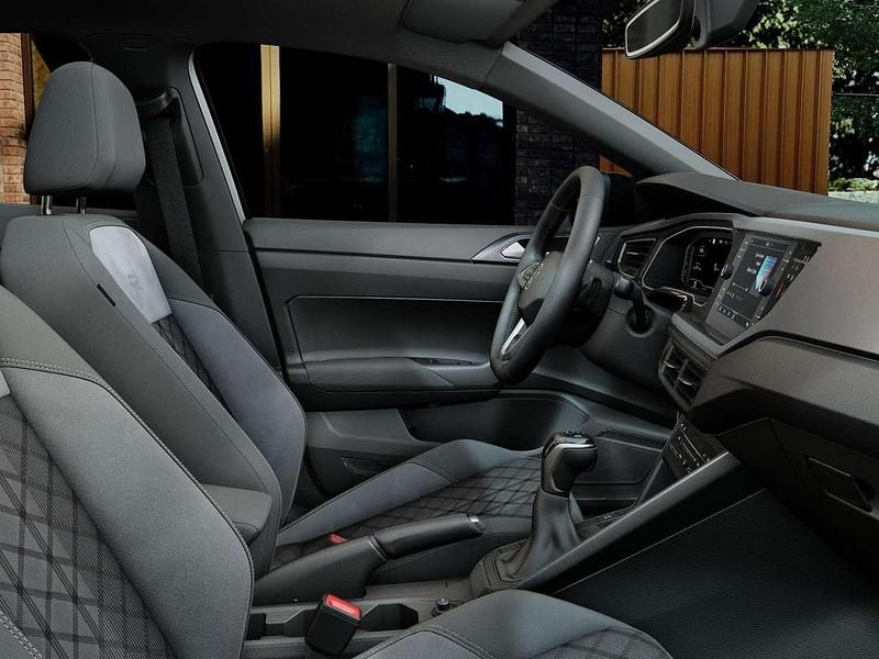 Nuova VW Taigo R-line Plus 116 CV (85 kW) 2026 Reflex silver metallizzato ner SUV