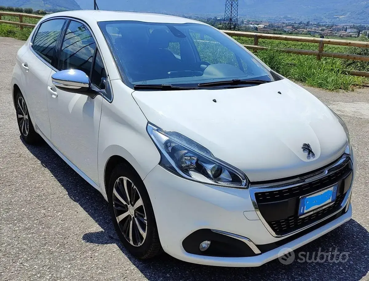 Usata Peugeot 208 Allure 82 CV (60 kW) 2016 Bianco Utilitaria