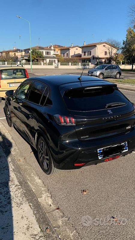 Usata Peugeot 208 Allure 100 CV (73 kW) 2021 Nero Utilitaria