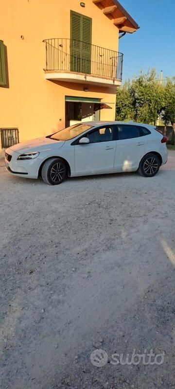 Usata Volvo V40 120 CV (88 kW) 2019 Bianco Station wagon