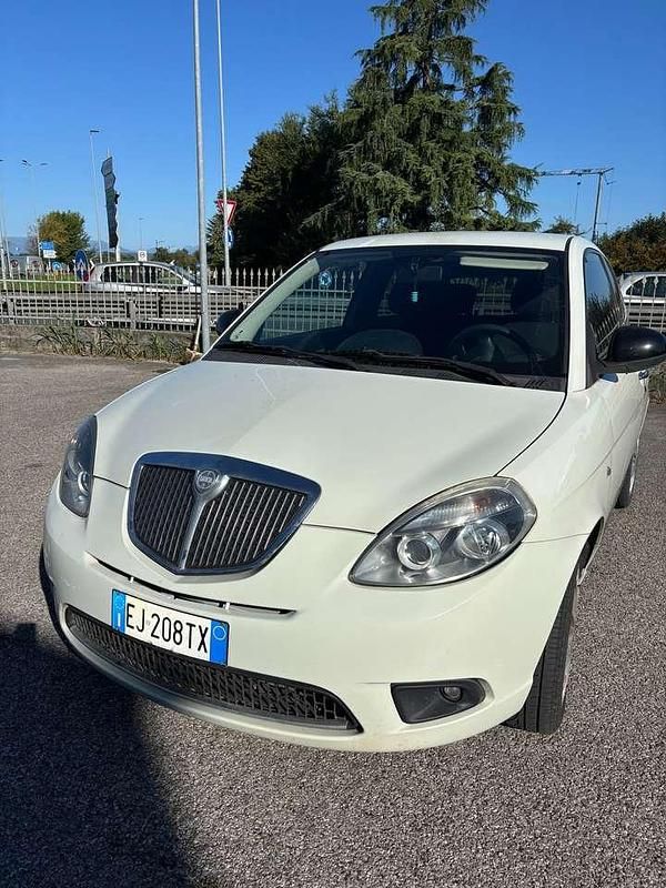 Bianco Usata 2011 Lancia Ypsilon Platinum Due volumi | 3500 € (Ottimo prezzo) - Immagine 1/4