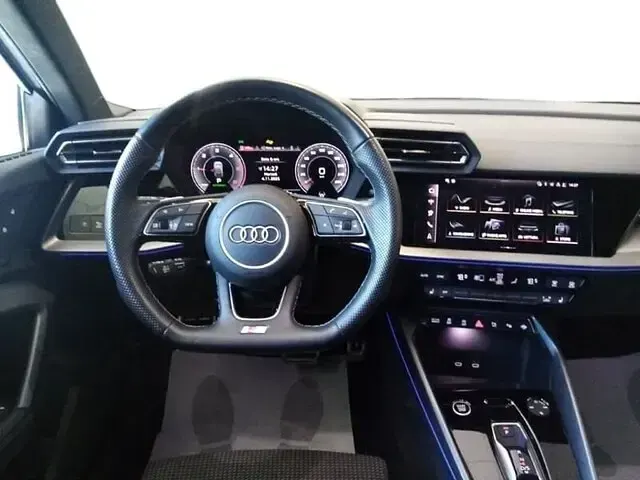 Usata Audi A3 S-Line 150 CV (110 kW) 2024 Bianco ghiaccio metallizzato Berlina