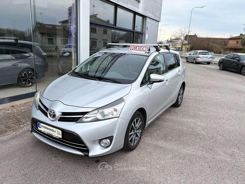 Usata Toyota Verso Active 111 CV (81 kW) 2015 Argento Monovolume