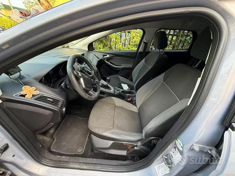 Usata Ford Focus 110 CV (80 kW) 2011 Grigio Station wagon