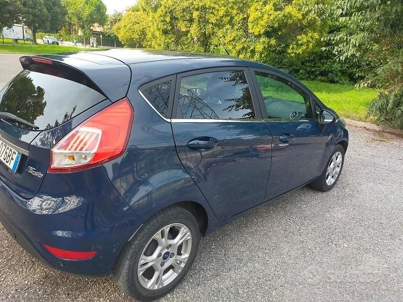 Usata Ford Fiesta 95 CV (69 kW) 2015 Blu Utilitaria