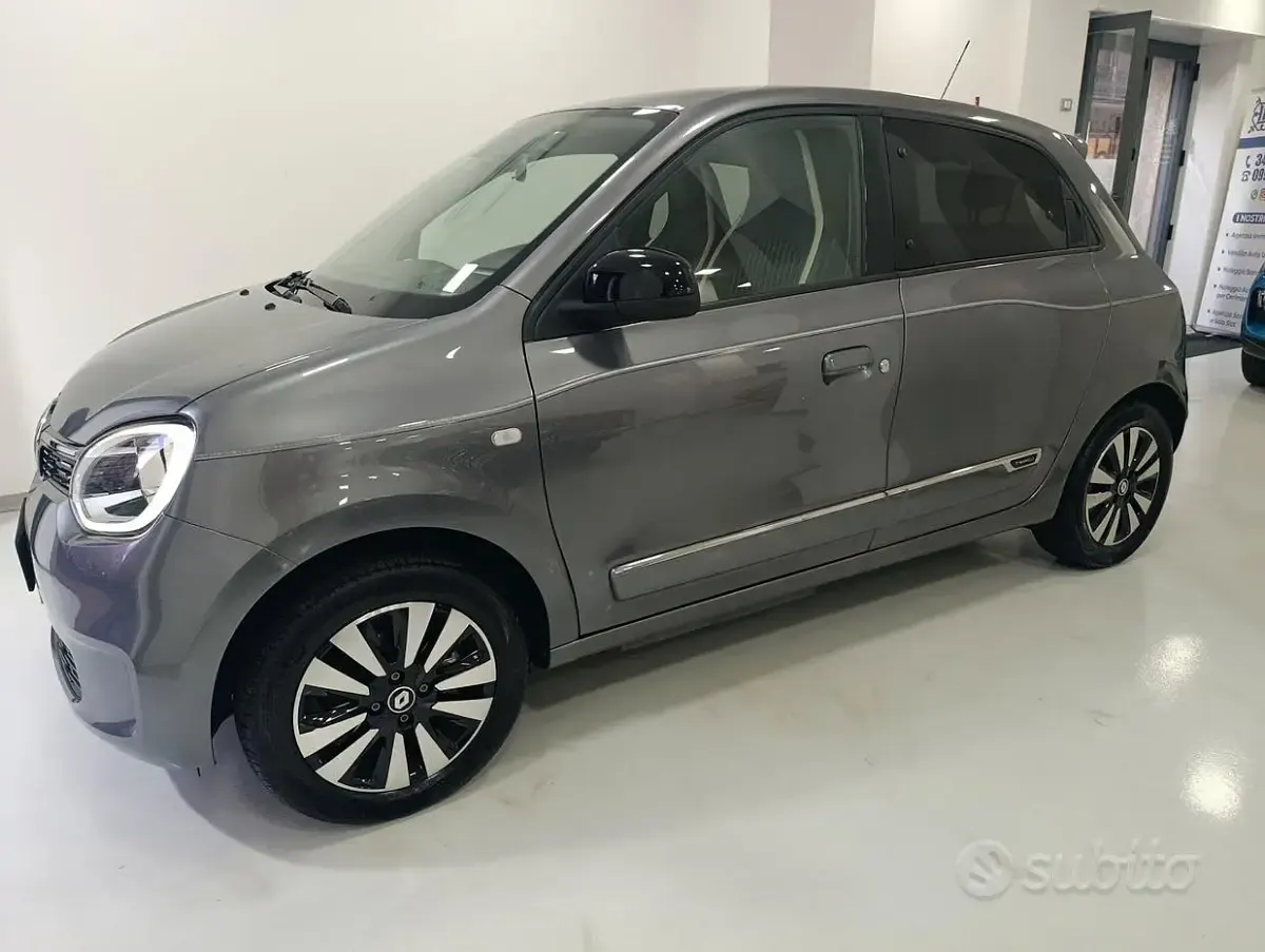 Usata Renault Twingo Techno 30 kW (42 CV) 2023 Grigio Utilitaria