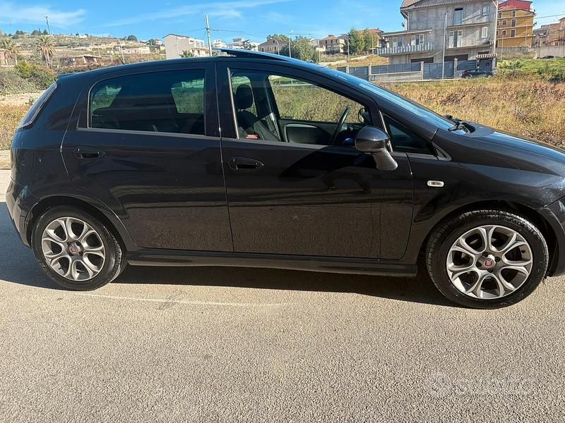 Usata Fiat Punto Lounge 75 CV (55 kW) 2015 Nero Berlina