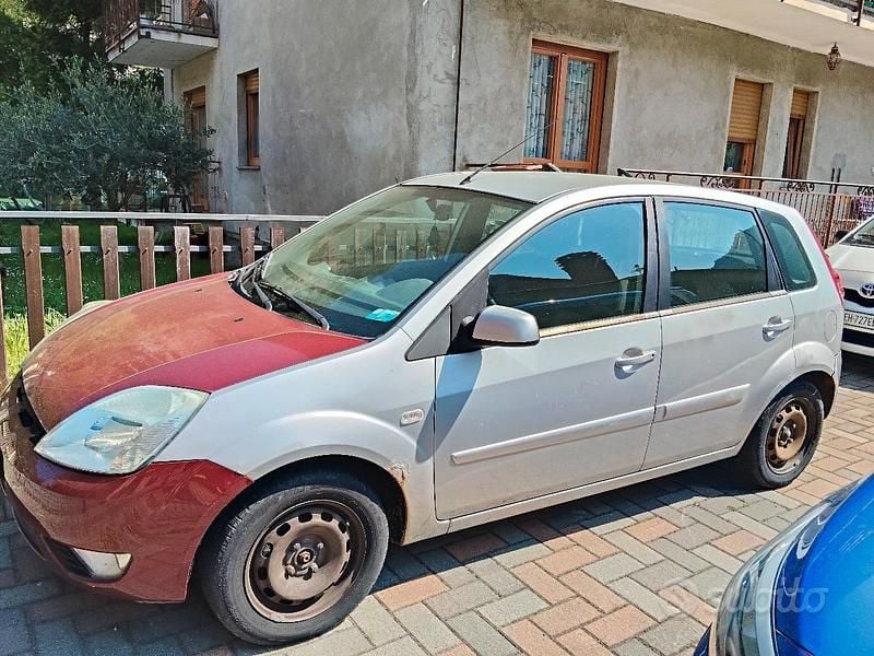 Usata Ford Fiesta 75 CV (55 kW) 2007 Grigio Utilitaria