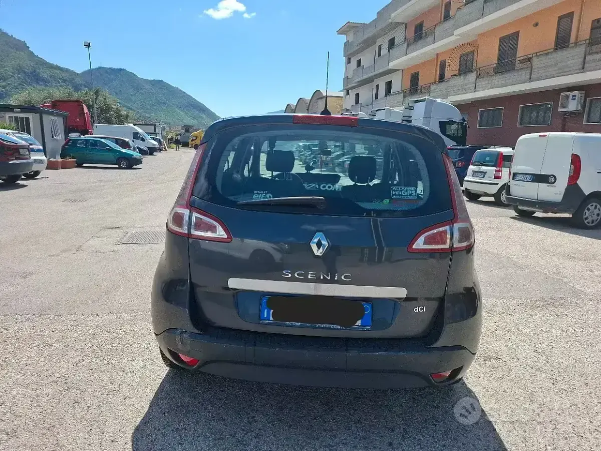 Usata Renault Scénic III 110 CV (80 kW) 2011 Grigio Monovolume