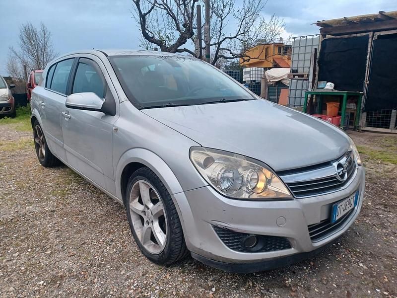 Usata Opel Astra Cosmo 125 CV (91 kW) 2008 Argento Berlina