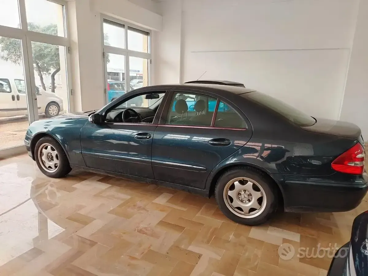 Usata Mercedes E220 Avantgarde 150 CV (110 kW) 2003 Blu Berlina