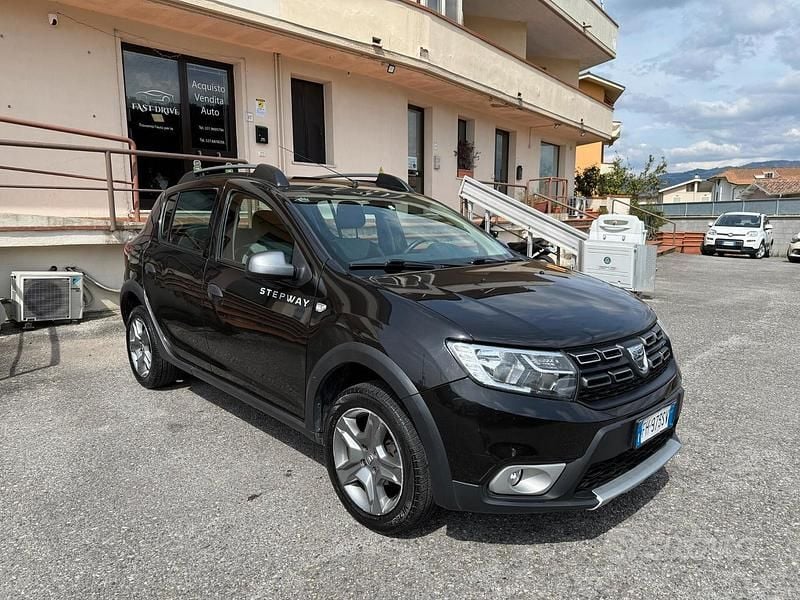 Usata Dacia Sandero Stepway 90 CV (66 kW) 2017 Nero Berlina