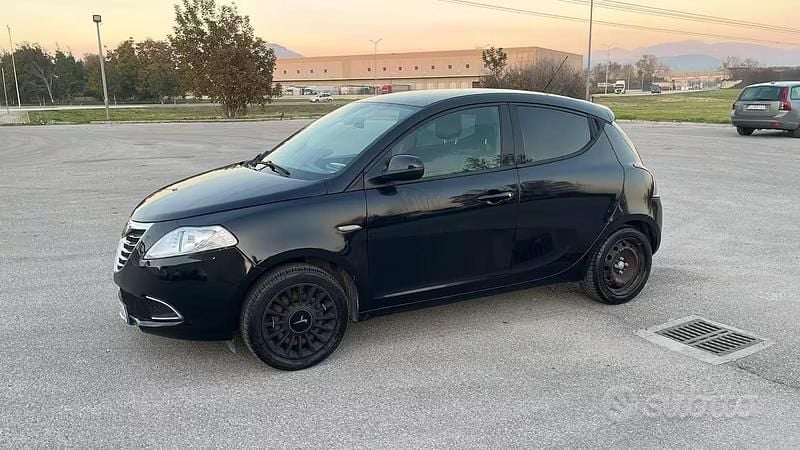 Usata Lancia Ypsilon Gold 69 CV (50 kW) 2015 Nero Utilitaria