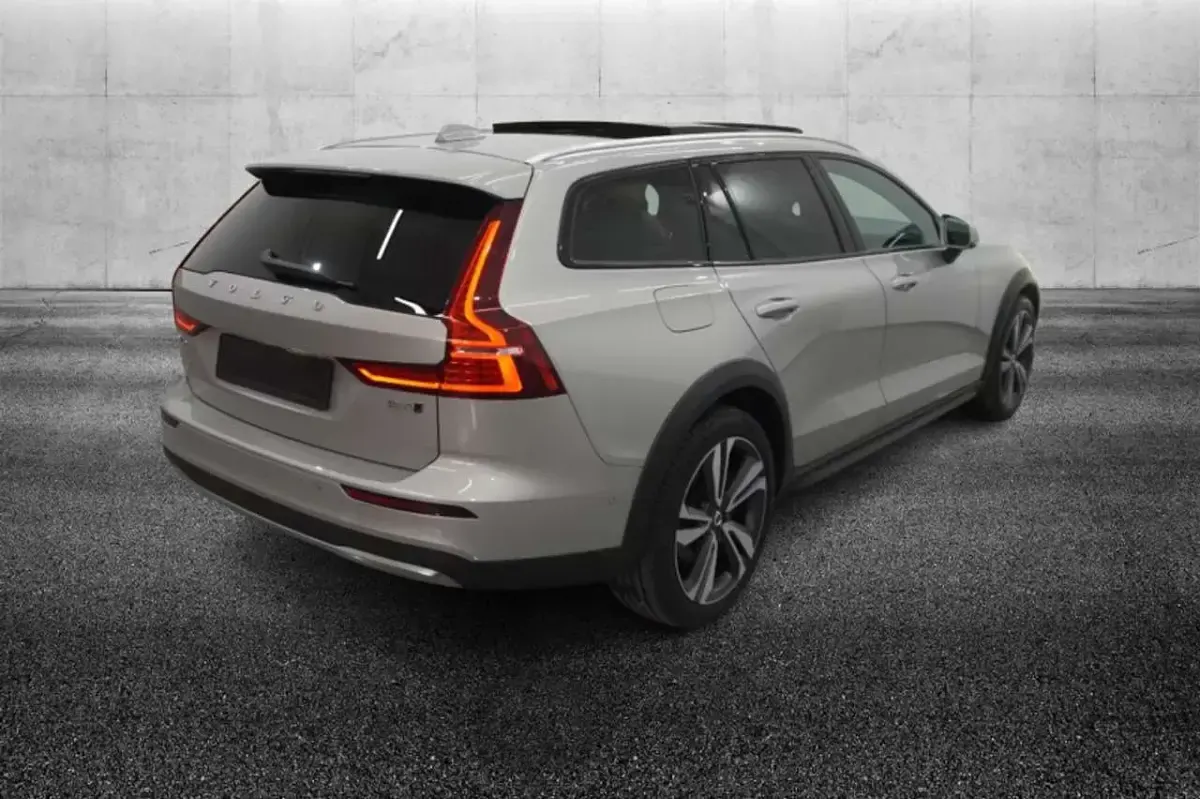 Usata Volvo V60 CC 197 CV (144 kW) 2024 Grigio Station wagon