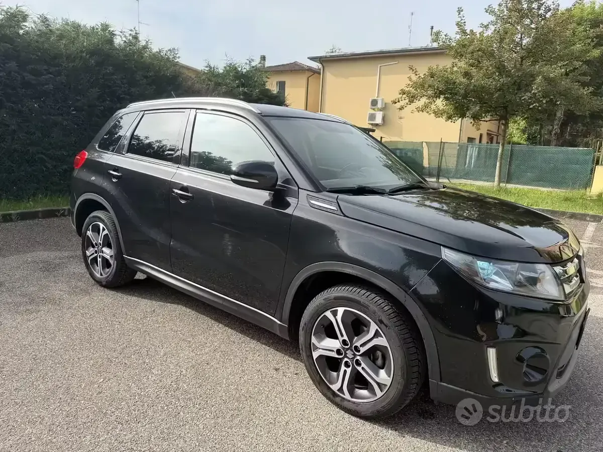 Second-hand Suzuki Vitara 120 CP (88 kW) 2015 Negru SUV