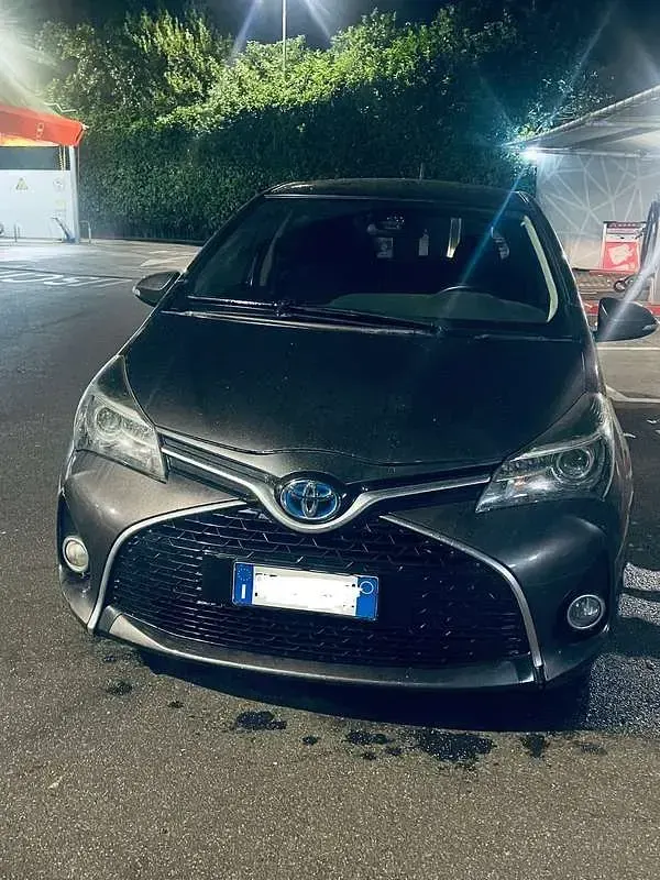 Usata Toyota Yaris Edition 101 CV (74 kW) 2016 Grigio Utilitaria