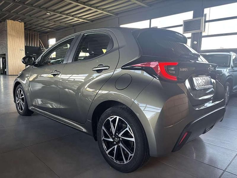 Usata Toyota Yaris Hybrid Trend 92 CV (67 kW) 2021 Marrone Berlina