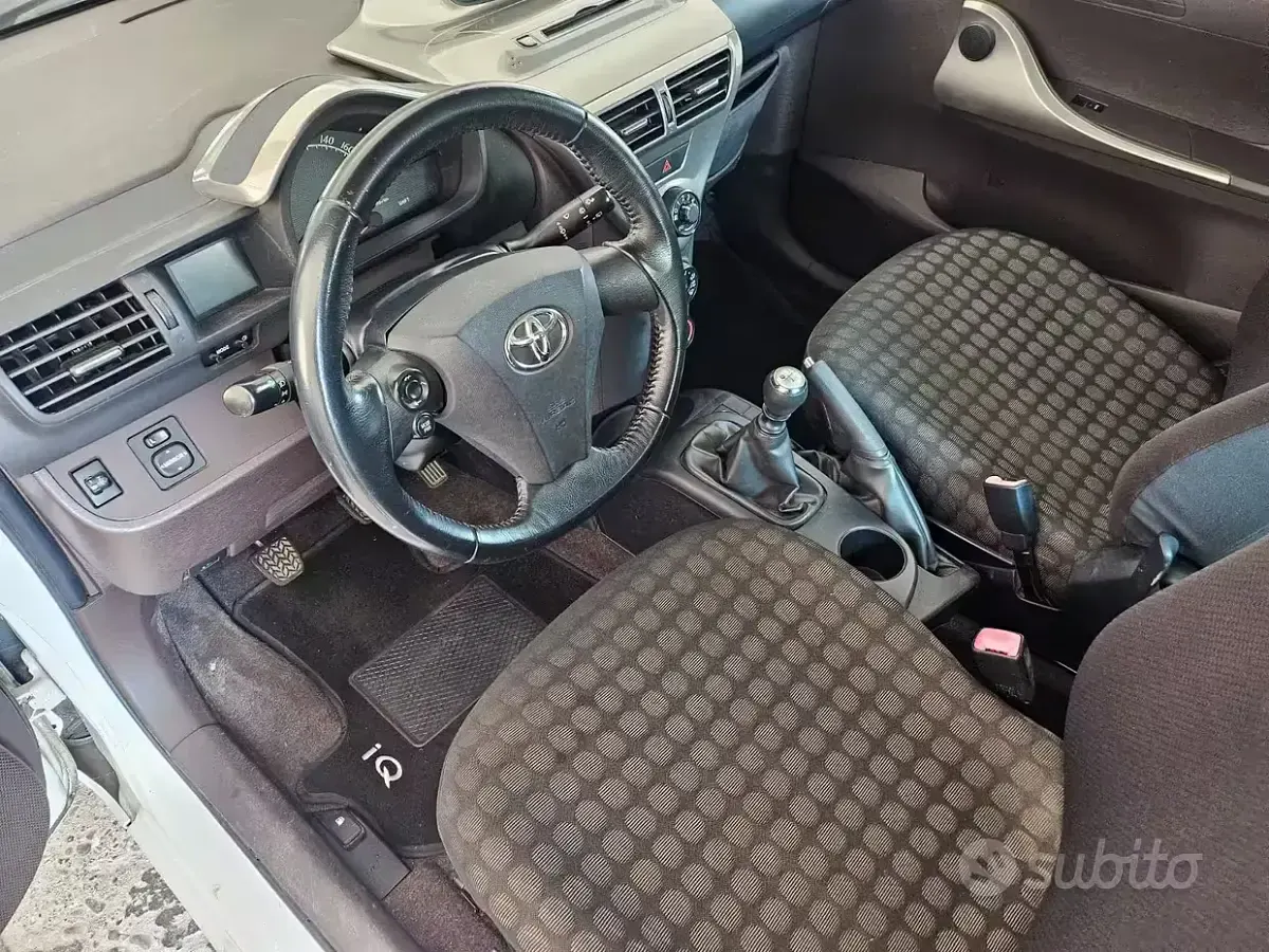 Usata Toyota iQ Sol 68 CV (50 kW) 2010 Bianco Utilitaria