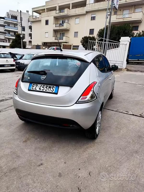 Usata Lancia Ypsilon 69 CV (50 kW) 2015 Grigio Utilitaria