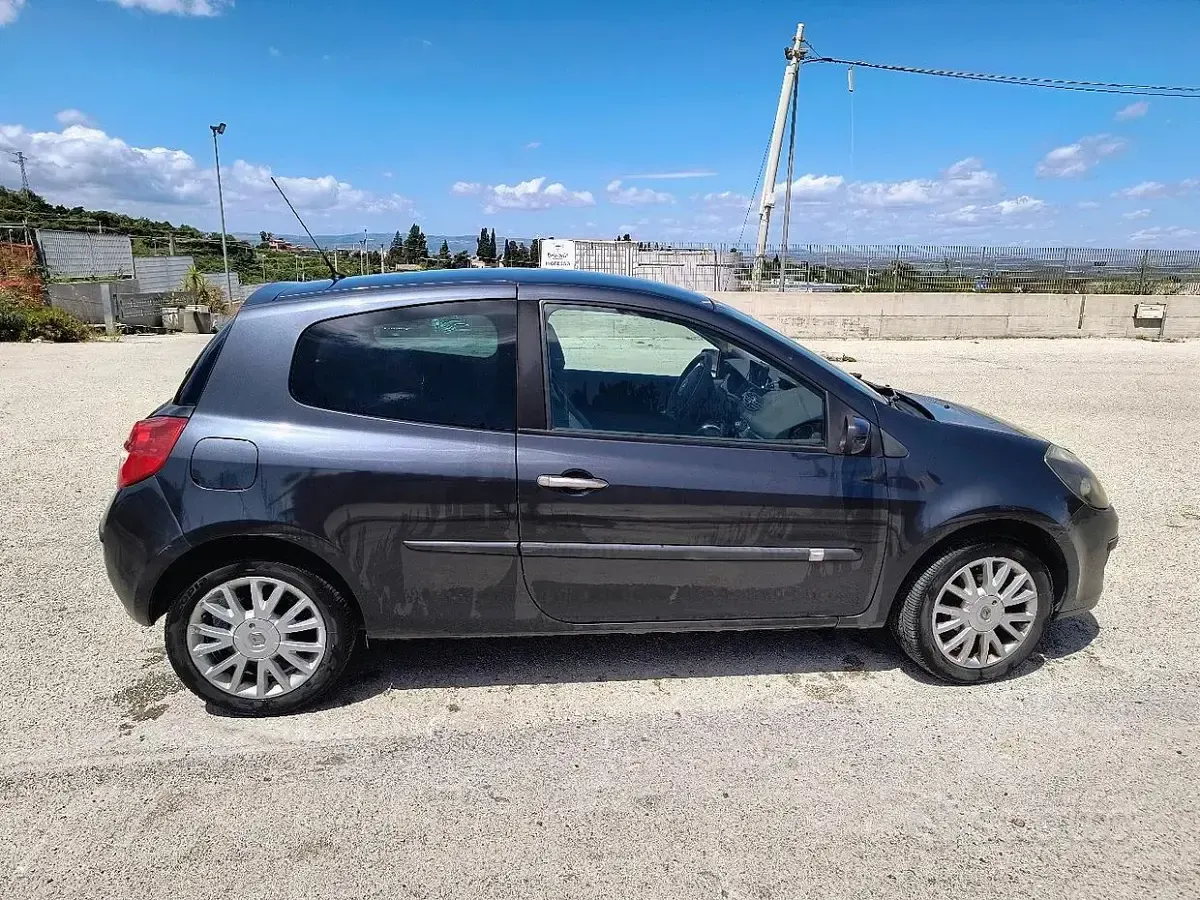 Usado Renault Clio II LE 75 CV (55 kW) 2008 Gris Berlina