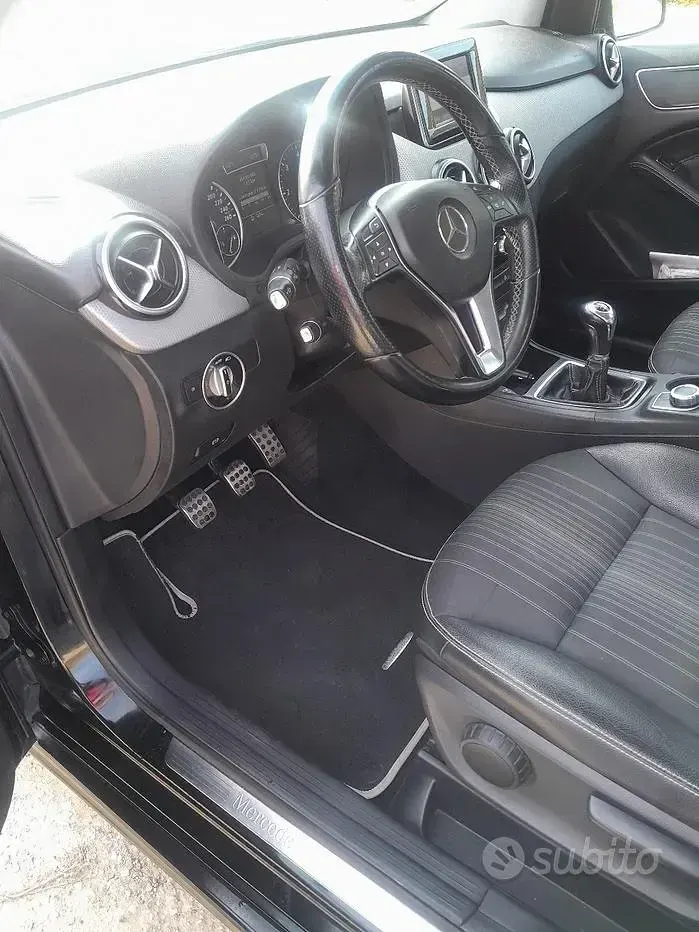 Usata Mercedes B200 Premium 136 CV (100 kW) 2012 Nero Utilitaria