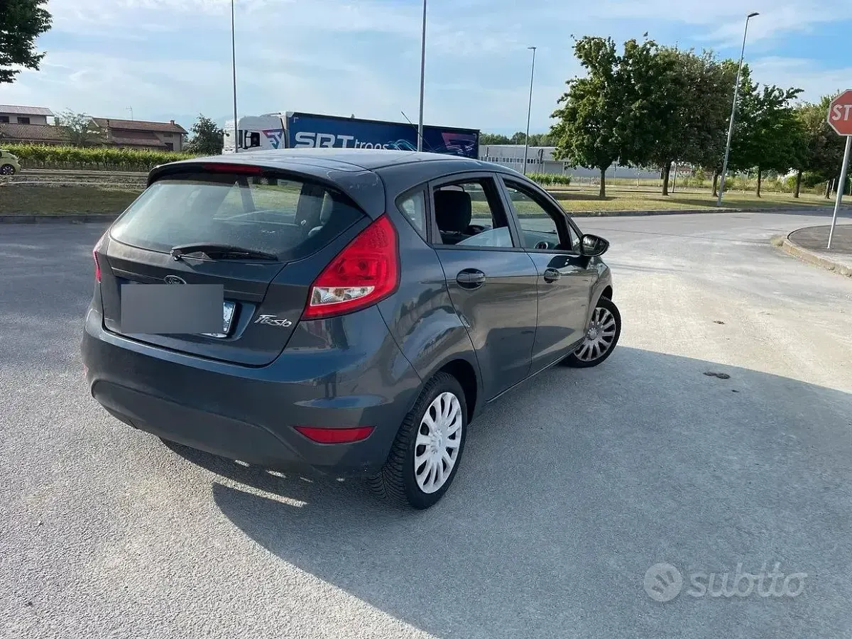 Usata Ford Fiesta 82 CV (60 kW) 2010 Grigio Utilitaria