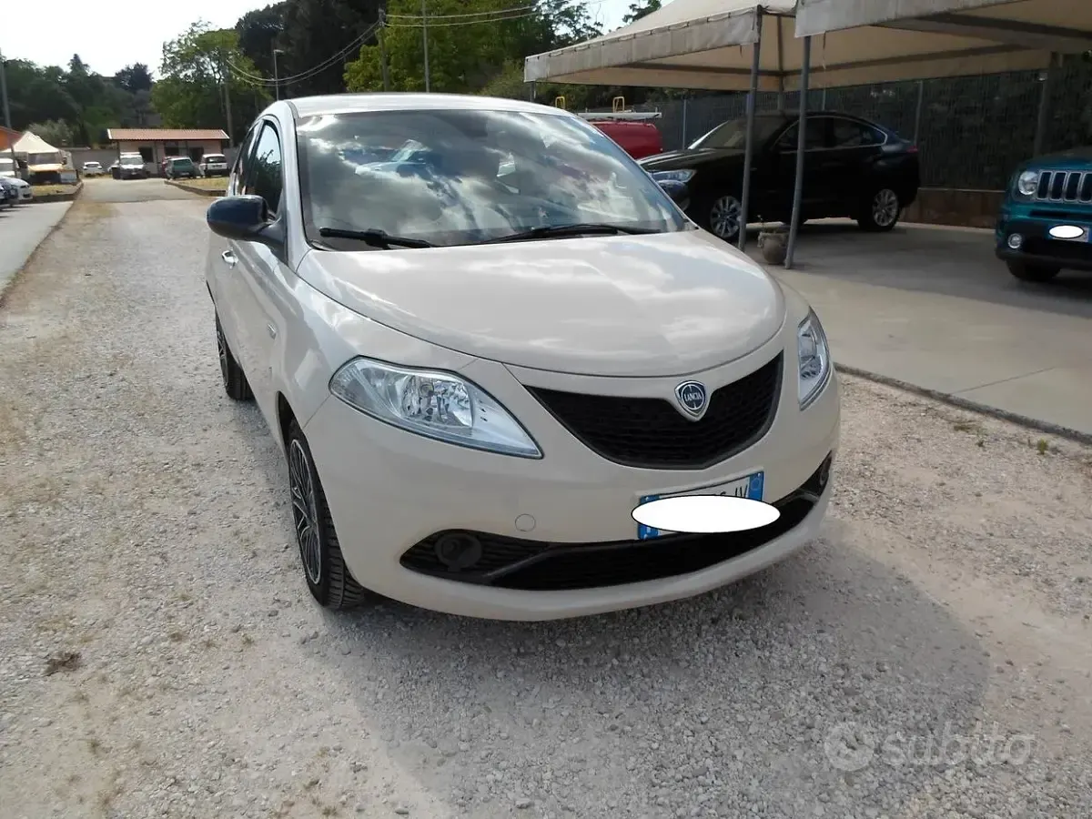 Usata Lancia Ypsilon Platinum 69 CV (50 kW) 2018 Bianco Utilitaria