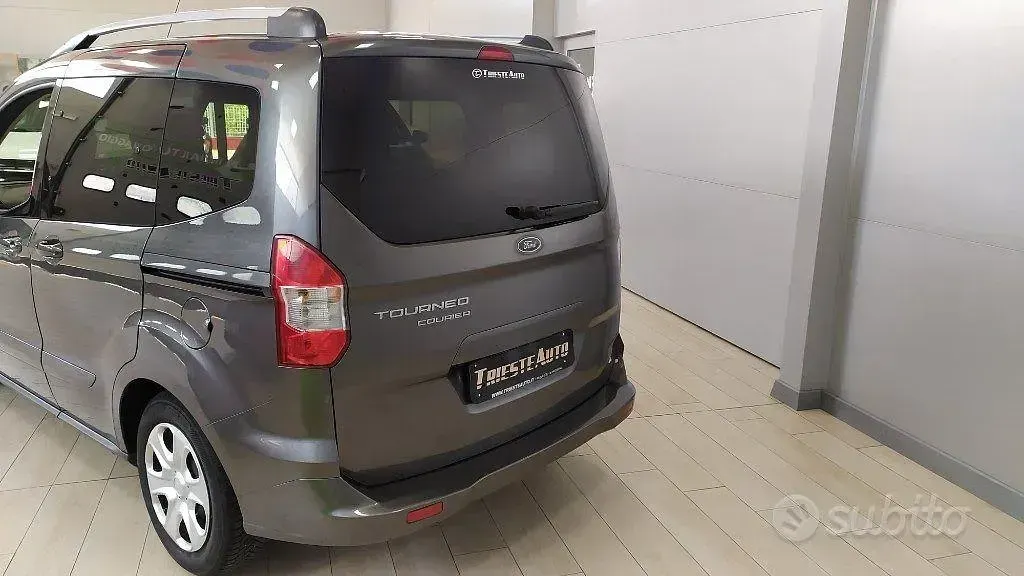 Usata Ford Tourneo Courier 75 CV (55 kW) 2017 Grigio Monovolume