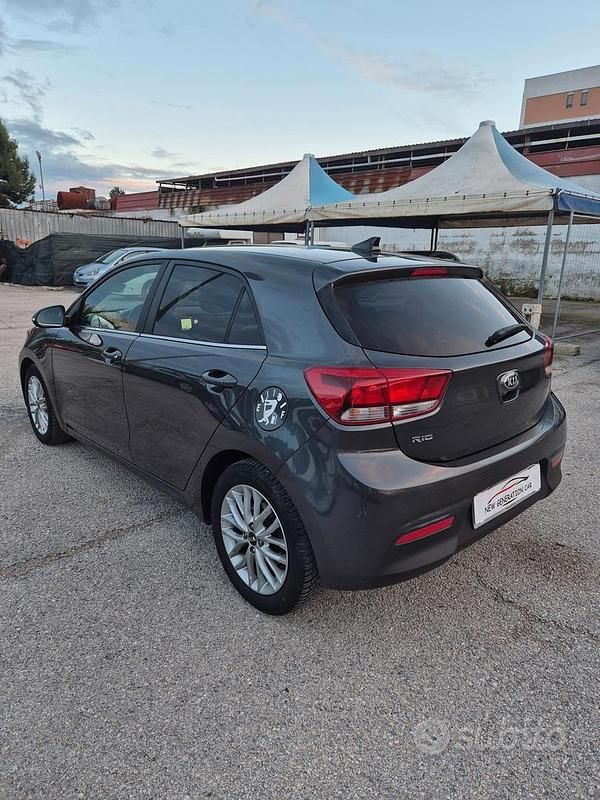 Usado Kia Rio 84 HP (61 kW) 2019 Cinzento Sedan