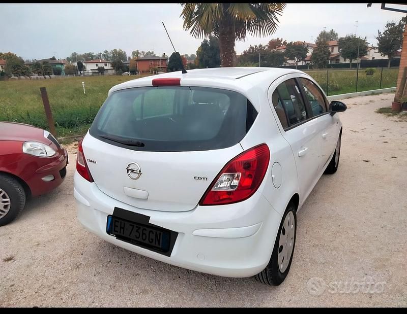 Usata Opel Corsa 90 CV (66 kW) 2011 Bianco Berlina