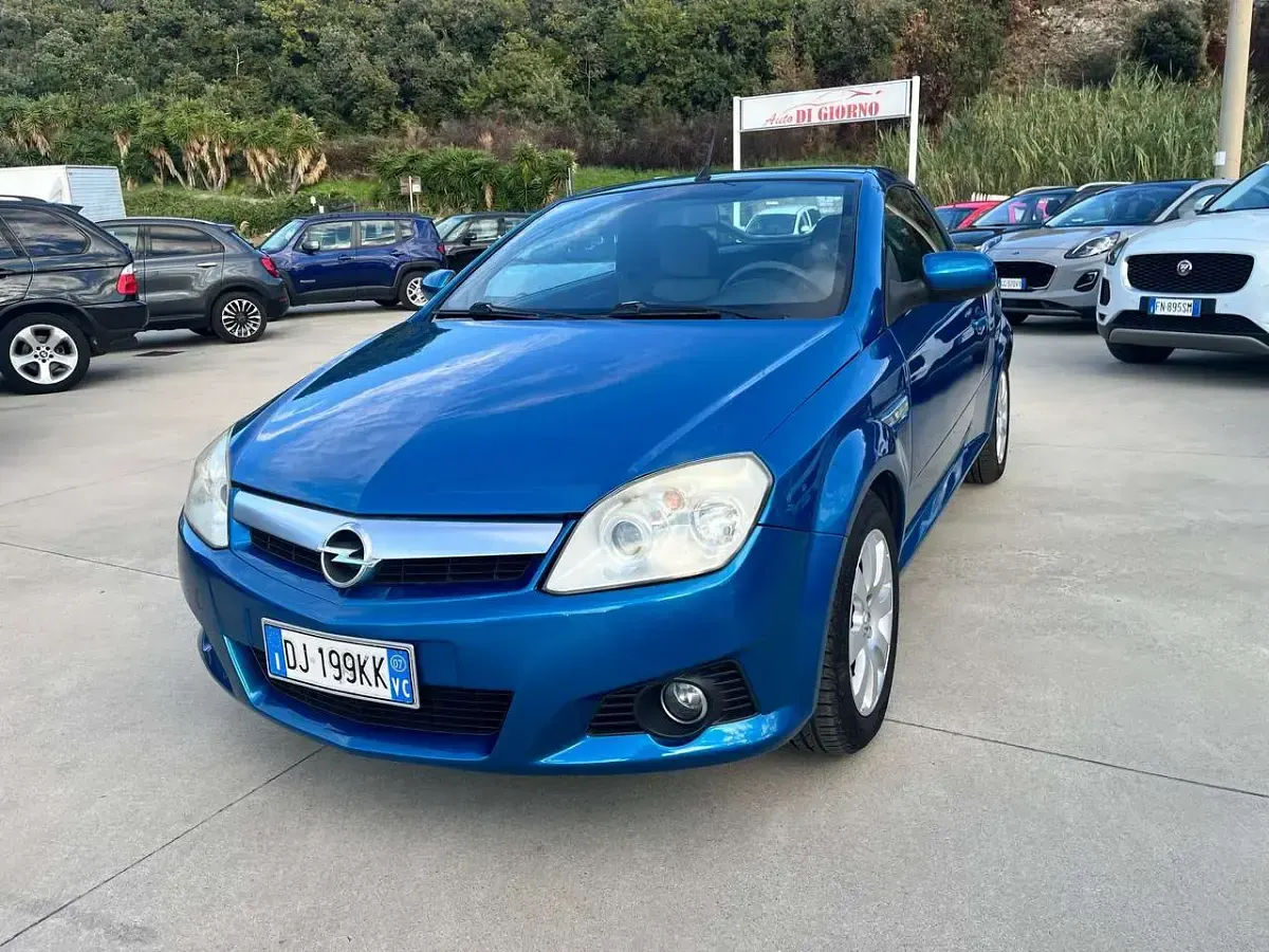 Usata Opel Tigra Enjoy 69 CV (50 kW) 2007 Blu/azzurro Cabrio