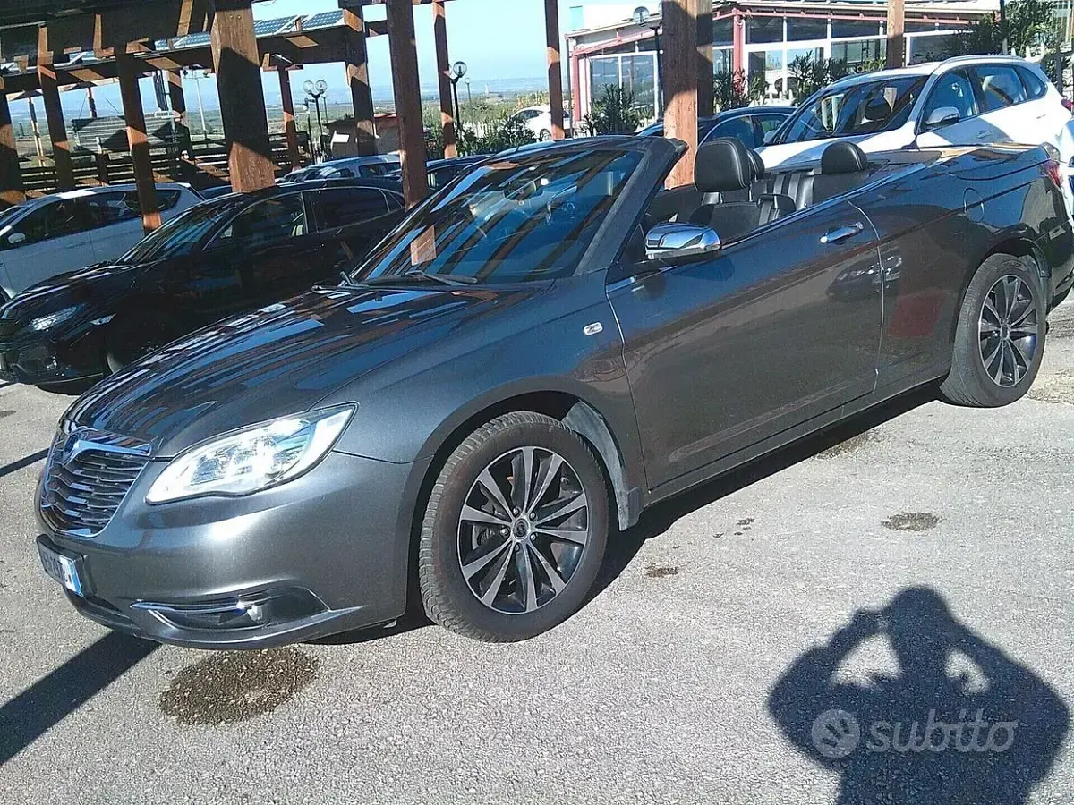Käytetty Lancia Flavia 170 HP (125 kW) 2012 Ruskea Avoauto