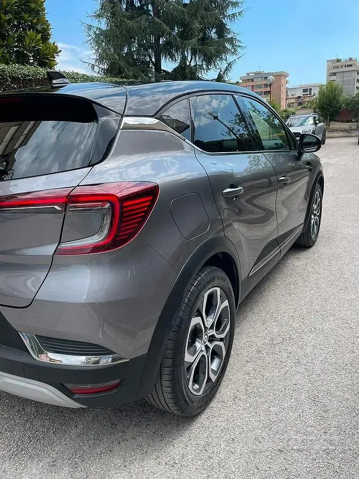 Usata Renault Captur Techno 101 CV (74 kW) 2023 Grigio SUV