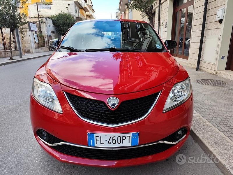Usata Lancia Ypsilon Gold 95 CV (69 kW) 2017 Rosso Utilitaria