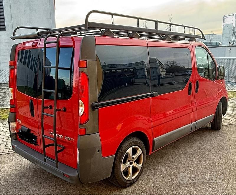 Usata Opel Vivaro 120 CV (88 kW) 2010 Rosso Monovolume