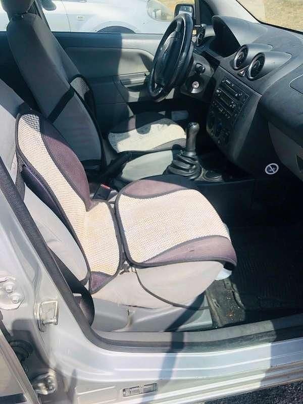 Grigio Usata 2003 Ford Fiesta Ghia Due volumi | 1200 € (Super prezzo) - Immagine 1/4
