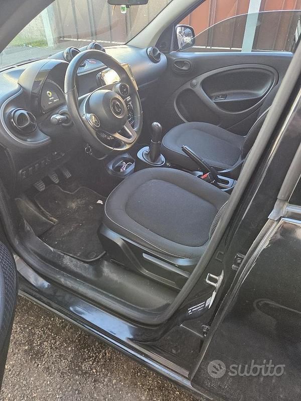 Usata Smart ForFour 71 CV (52 kW) 2015 Nero Utilitaria