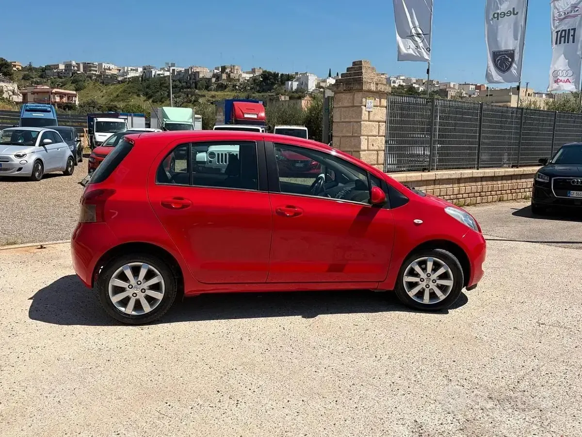 Usata Toyota Yaris Luna 87 CV (63 kW) 2006 Rosso Berlina