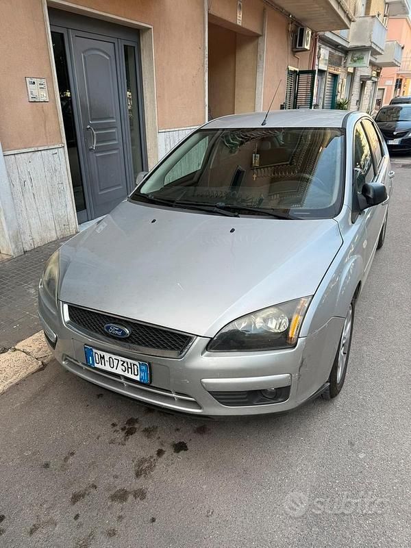 Begagnad Ford Focus 90 HK (66 kW) 2008 Grå Halvkombi