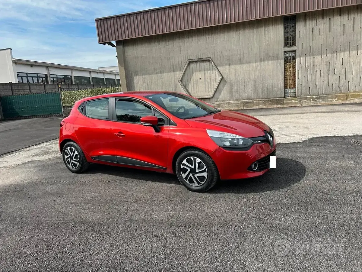 Usado Renault Clio IV 75 CV (55 kW) 2015 Rojo Berlina