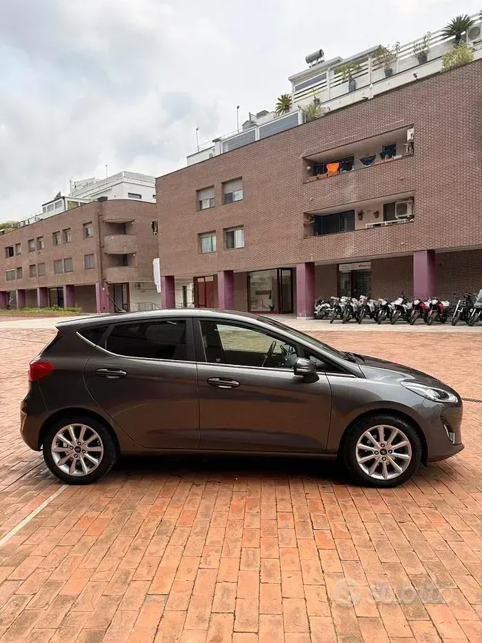 Usata Ford Fiesta Titanium 86 CV (63 kW) 2019 Grigio Utilitaria