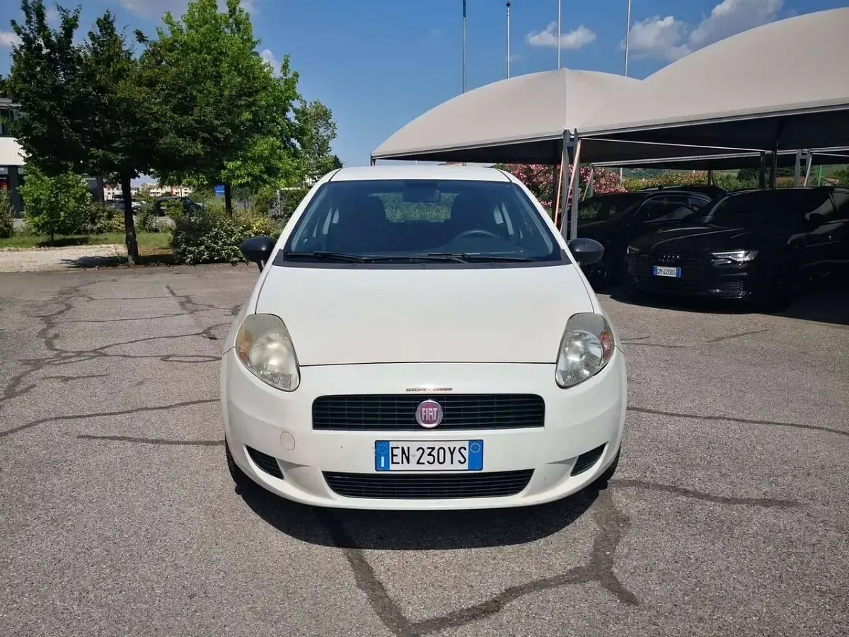 Usata Fiat Grande Punto 69 CV (50 kW) 2012 Bianco Utilitaria