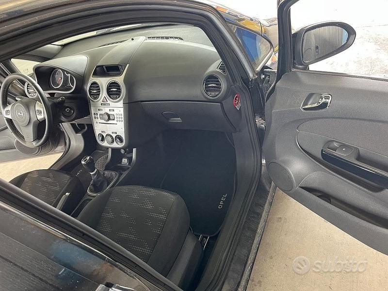 Usata Opel Corsa 85 CV (62 kW) 2011 Nero Berlina