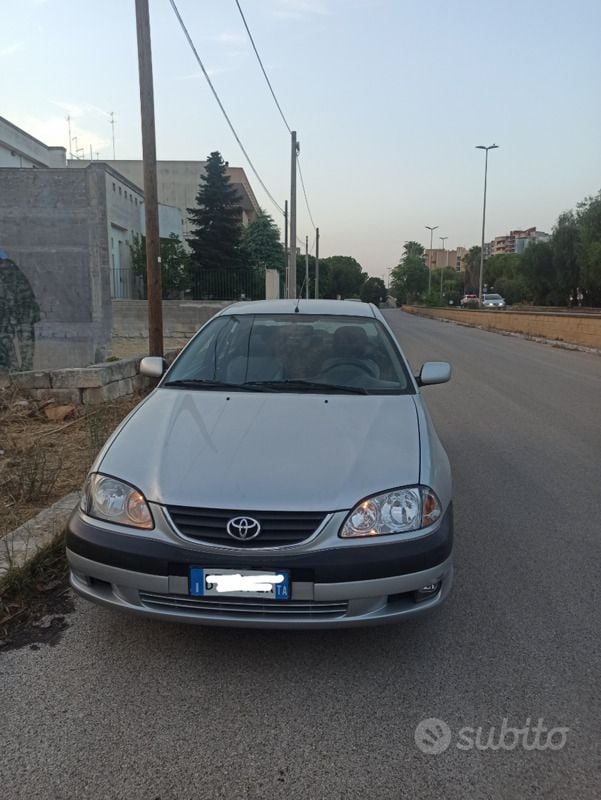 Usata Toyota Avensis 110 CV (80 kW) 2001 Grigio Berlina