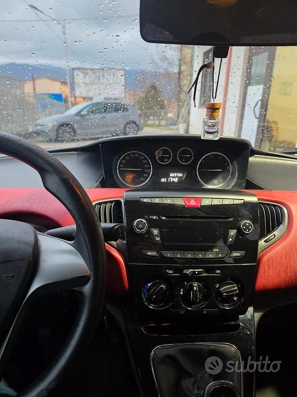 Usata Lancia Ypsilon 95 CV (69 kW) 2014 Rosso Utilitaria