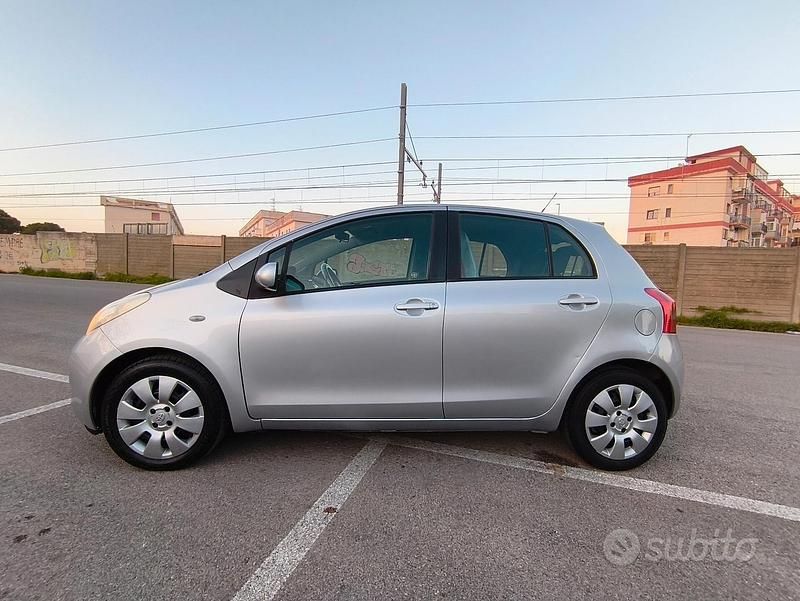 Usata Toyota Yaris 69 CV (50 kW) 2007 Grigio Berlina