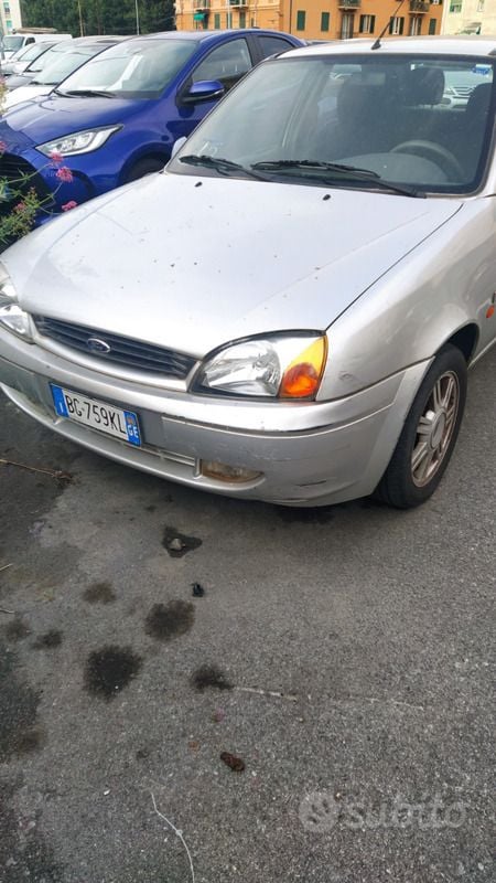 Usata Ford Fiesta 53 CV (38 kW) 2000 Grigio Utilitaria