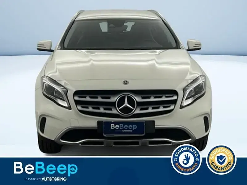 Usata Mercedes GLA180 109 CV (80 kW) 2018 Bianco pastello SUV