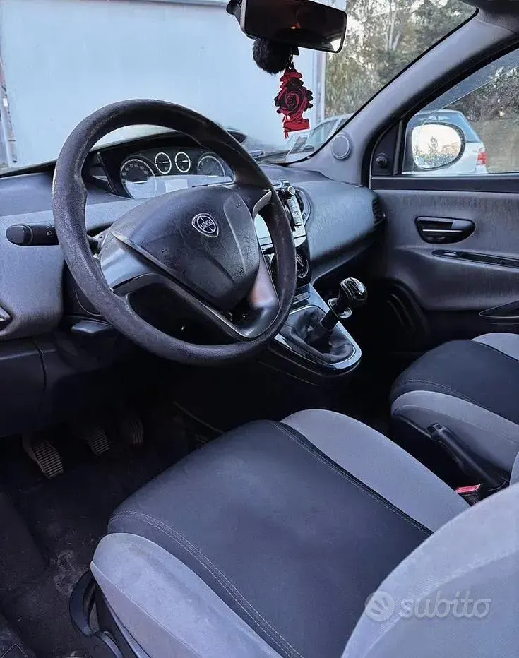 Usata Lancia Ypsilon 60 CV (44 kW) 2014 Bianco Utilitaria
