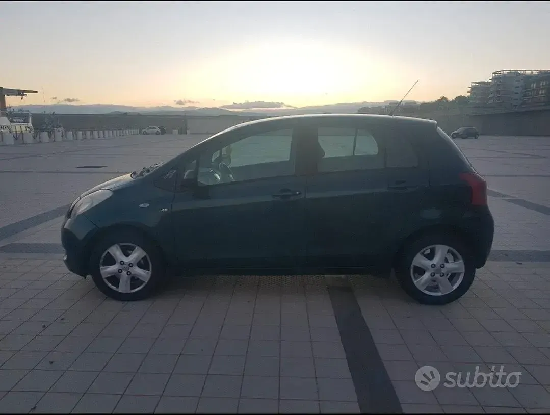 Usata Toyota Yaris 90 CV (66 kW) 2006 Verde Utilitaria